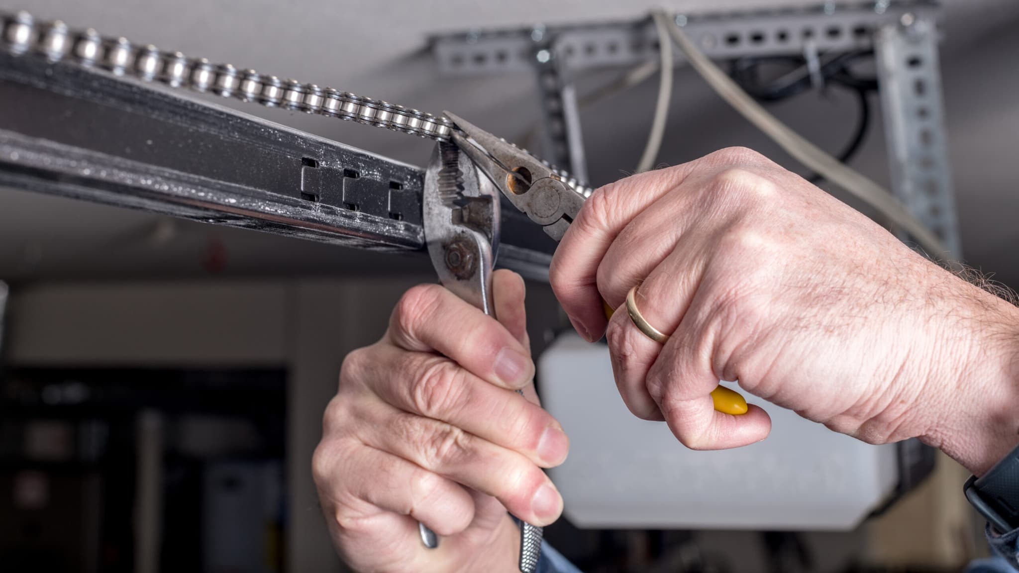How to Troubleshoot a Noisy Garage Doors